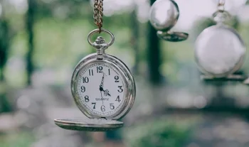 The best time to apply for an investment banking job