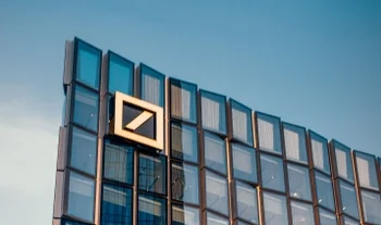 Bonusobergrenze bremst den Anstieg der Boni bei der Deutschen Bank – und es gibt jemanden mit 6 Mio. Euro Gehalt 