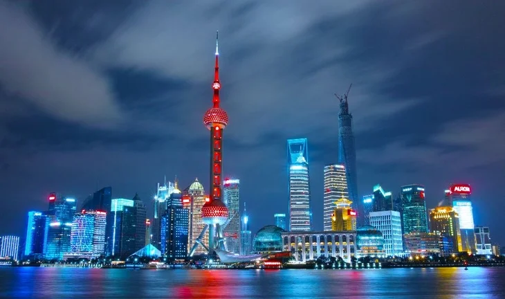 Banks are battling to lure Hong Kong bankers to China