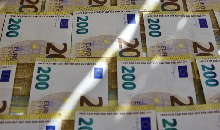 Deutsche Bank is spending millions hiring from Credit Suisse
